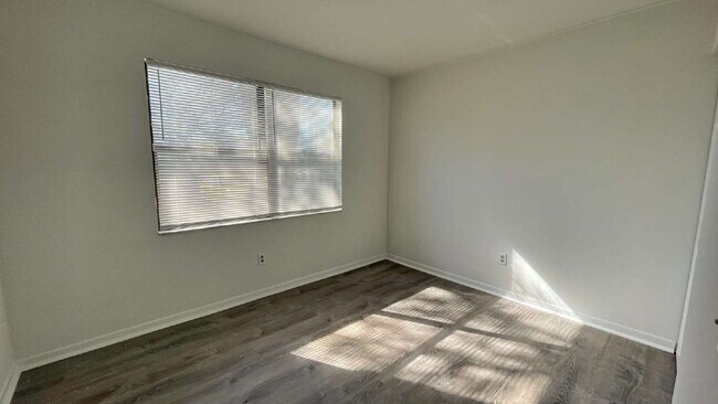 Building Photo - Island Condo Living!