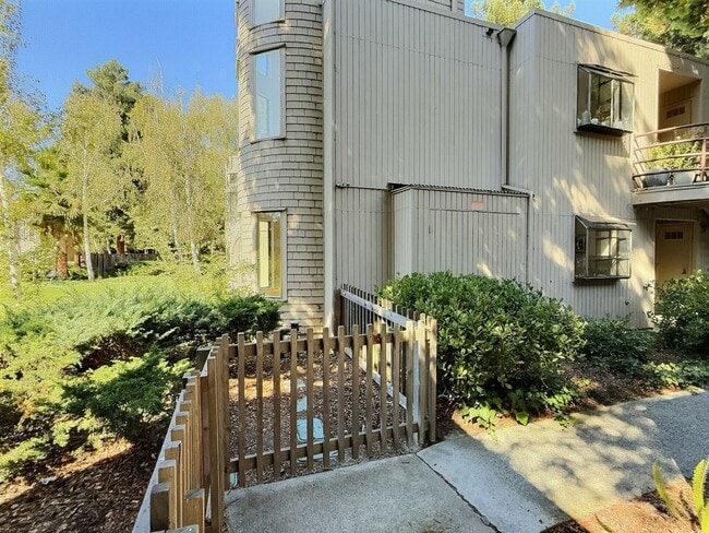 Building Photo - 3 BD/2 BA Gorgeous Pet-Friendly Home in Fa...