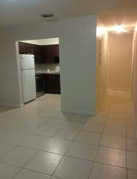 Building Photo - 320 NE 166th St