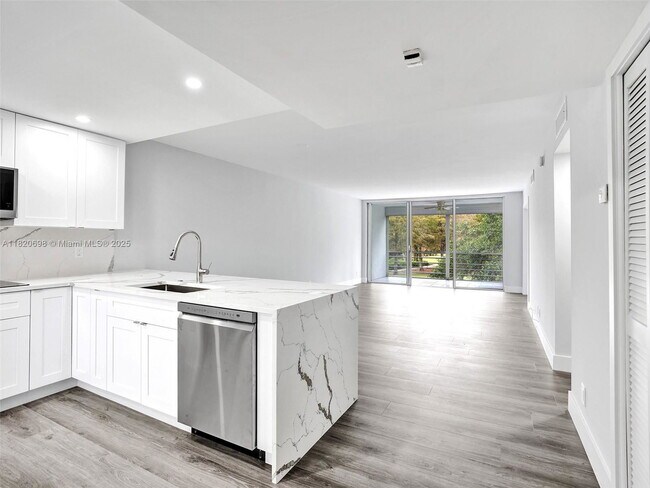 Building Photo - 605 Oaks Dr