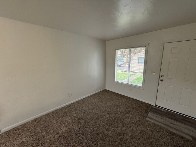 Building Photo - 1566 Bellevue St SE