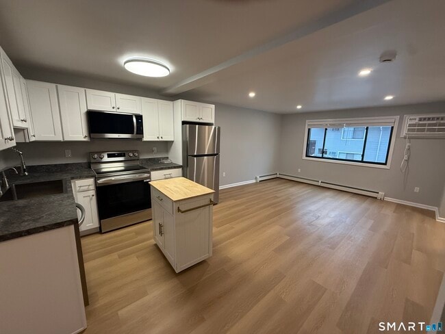 Building Photo - 292 Meridian St