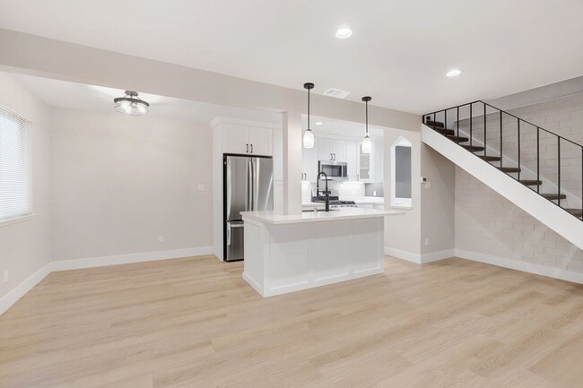 Building Photo - Fully Updated 2 Bedroom 1 Bath Condo