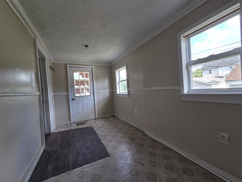 Building Photo - 13835 Barclay St