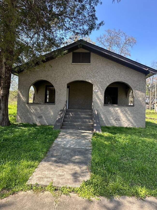 Building Photo - Charming 2-Bedroom Brick Home with Classic Features