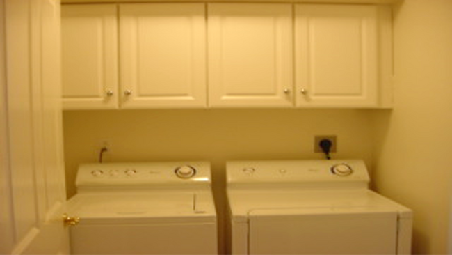 Washer/Dryer - 20 Glen Dr