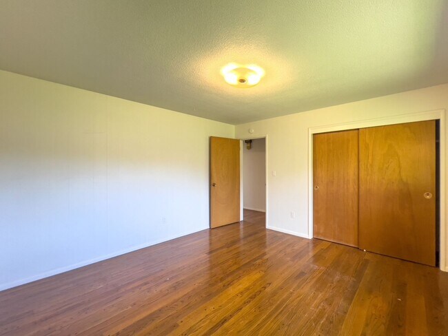 Building Photo - Charming 2 Bed / 2 Bath Home on 1.05 Acres...