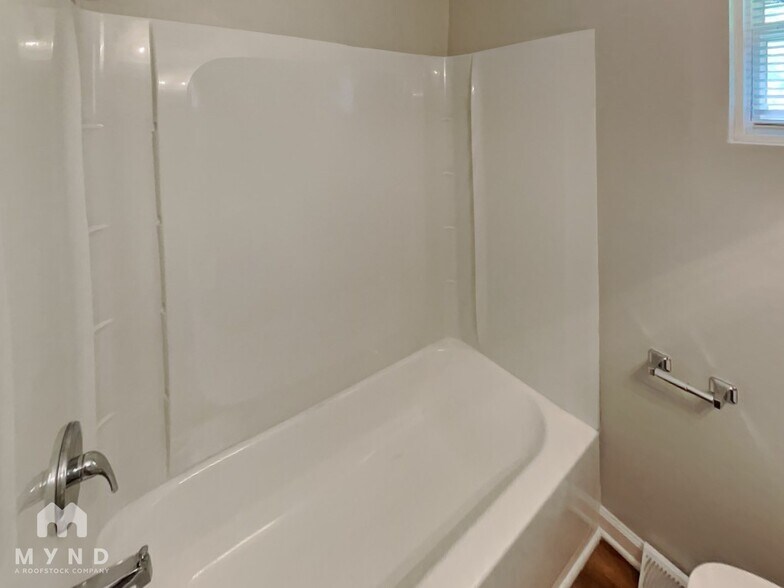 Building Photo - 5201 Pinebrook Dr