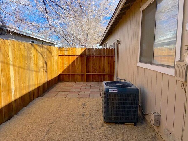 Building Photo - Reno Duplex - 1 Pet Friendly, Garage, Dishwasher, Washer/Dryer Hookups, Central A/C