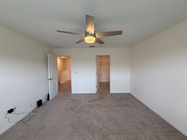 Building Photo - 3 Bedroom 2.5 Bath Townhouse W/1 Car garag...