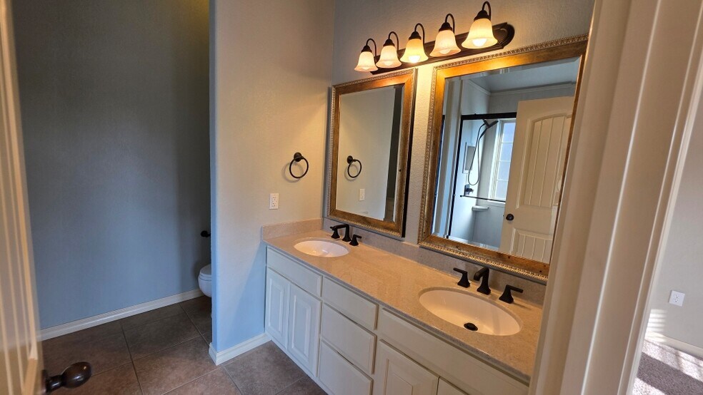 Building Photo - 3105 SW Pine Valley Rd