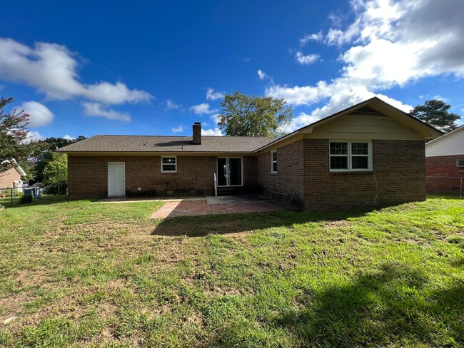 Building Photo - Conveniently Located Home with Fenced Back...