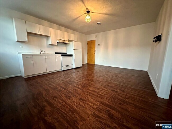 Primary Photo - 530 Valley Brook Ave
