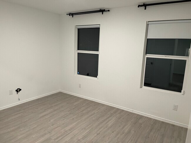 Building Photo - 4127 Cove Fls