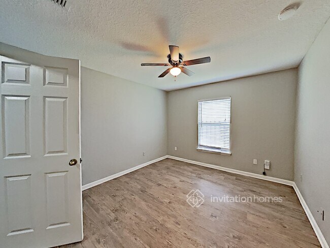 Building Photo - 1800 Ferncreek Dr