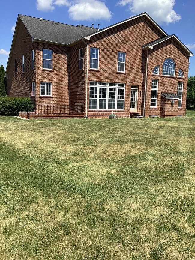 Building Photo - House in Country Club Estates