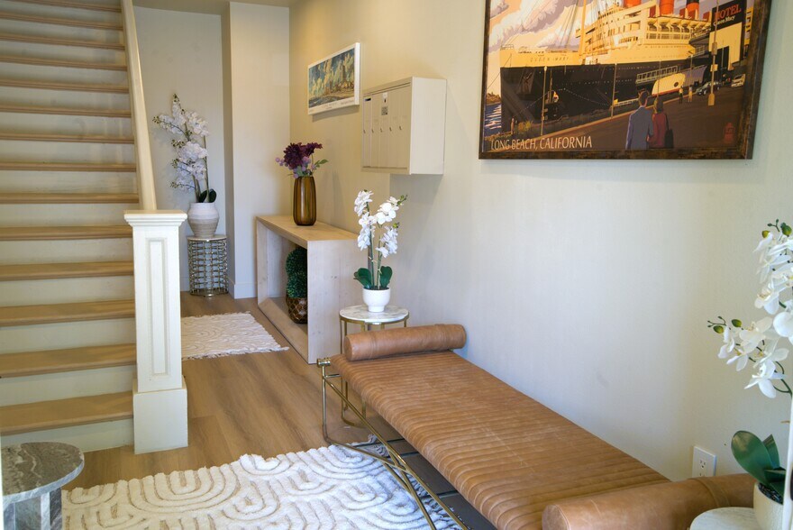 Lobby/mailroom - 1123 E Ocean Blvd