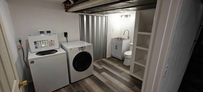 Building Photo - 991 Suburban Dr