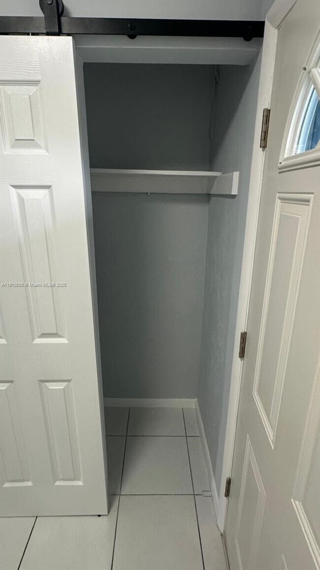 Building Photo - 1701 NE 191st St