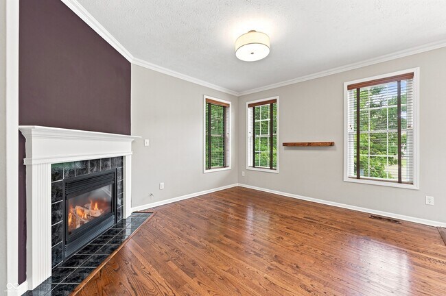 Building Photo - 353 Autumn Dr