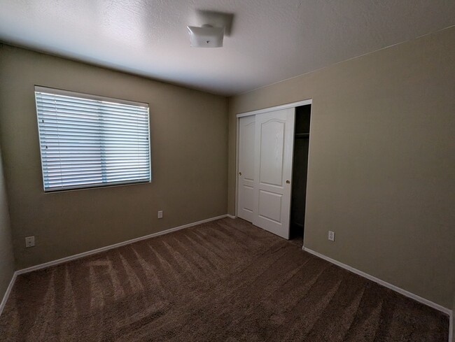 Building Photo - North Phoenix 3 bedroom with 2-car garage