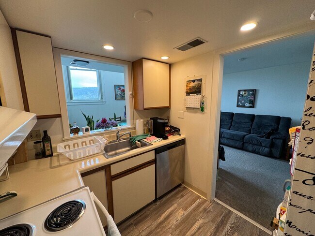 Building Photo - One Bedroom in Downtown Emmaus