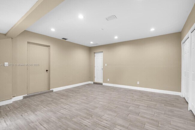 Building Photo - 1540 SE 23rd Ave