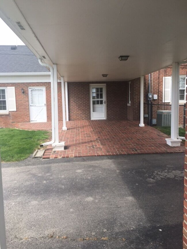 Building Photo - Kentucky mansion overlooking horse farm with stunning views    260323