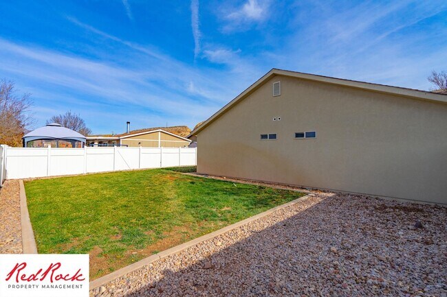 Building Photo - Inviting 3-Bedroom Home with Garage and Private Backyard