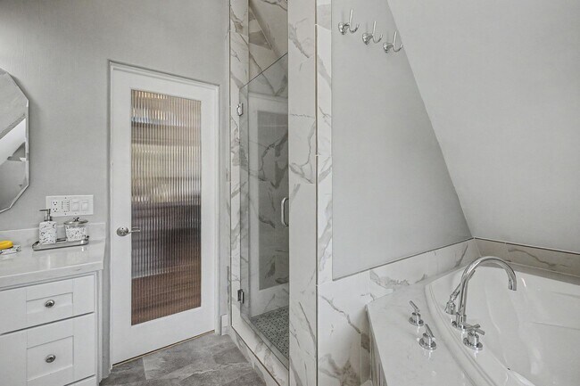Building Photo - Luxury furnished retreat in Carmel Valley