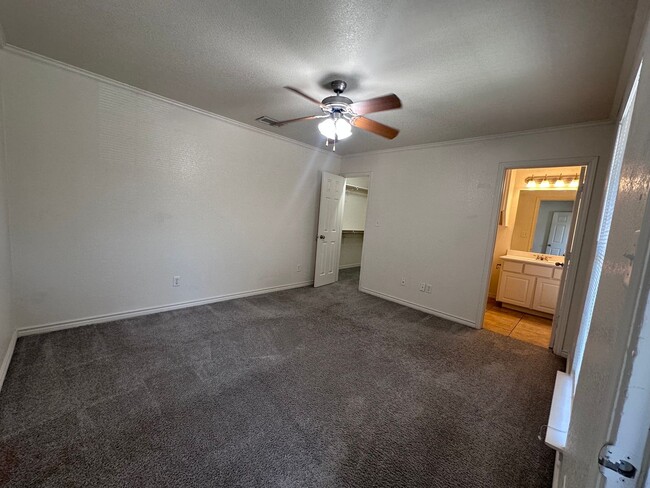Building Photo - 5/5 House in Small Gated Community Near Ba...