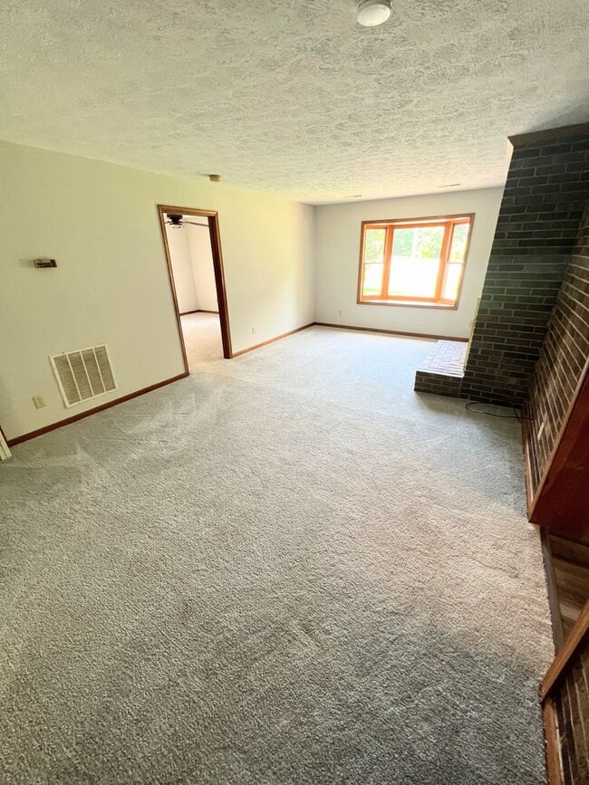 Building Photo - 4 Bedroom Home in Lynchburg