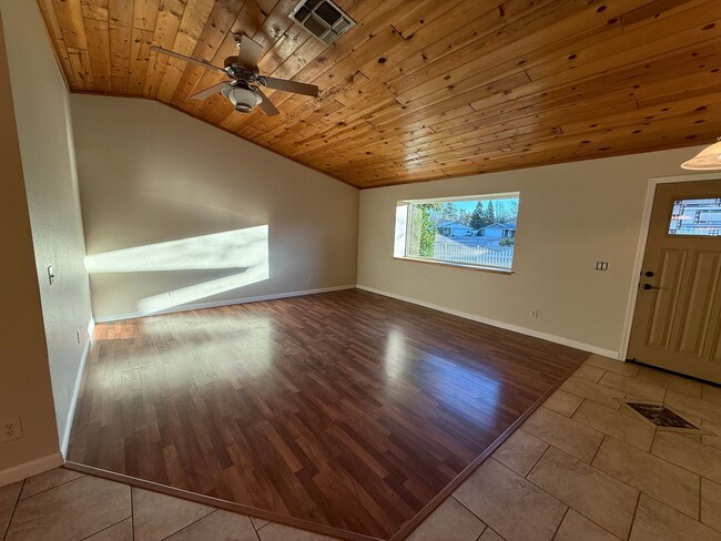 Building Photo - Cute House in East Redding!