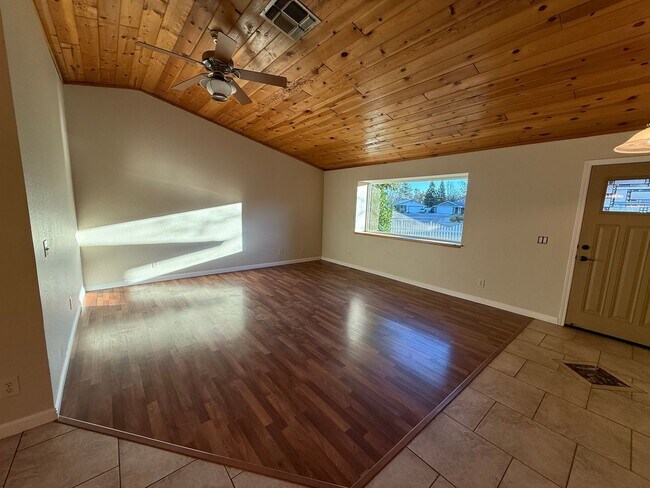 Building Photo - Nice Quiet Neighborhood!