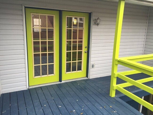 Building Photo - Modern Rental - South Side Flats