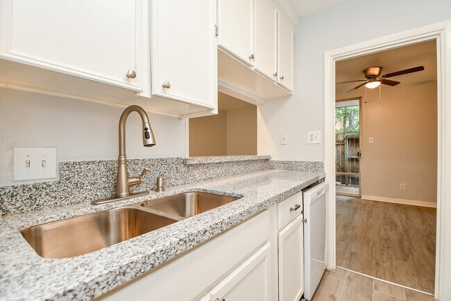 Building Photo - 2822 Briarhurst Dr