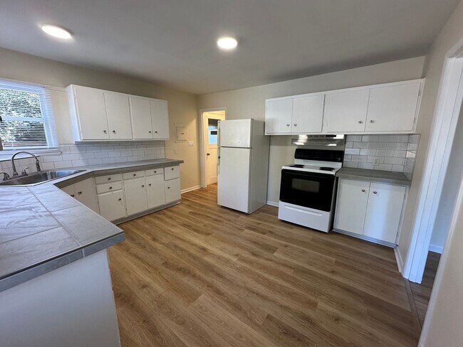 Building Photo - Burien - Recently Renovated 2 Bedroom / 1.5 Bath with Normandy Park Beach Rights