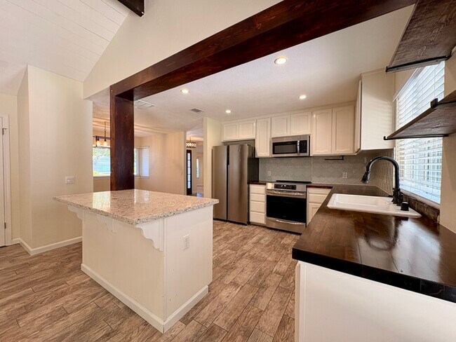 Building Photo - Beautiful 3 Bedroom, 2.5 Bathroom Fully Remodeled Home in Orangevale!