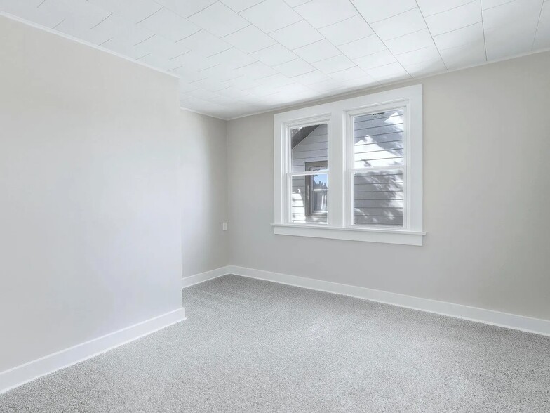 Building Photo - 121 E Branning Ave