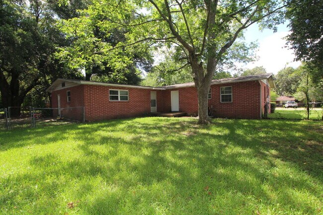 Building Photo - Updated 2 Bedroom Duplex in North Pensacol...