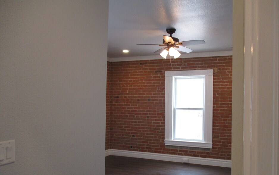 Building Photo - 615 W 11th St