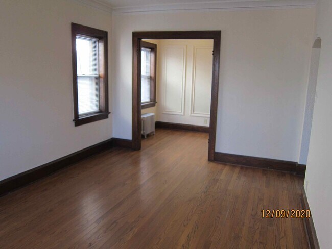 Building Photo - Available July 2026 Gorgeous 1-bedroom apartment in Shorewood with Free Heat