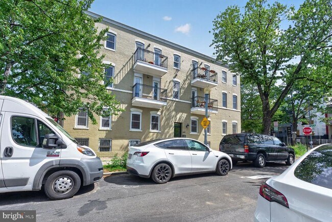 Building Photo - 660 Morton Pl NE