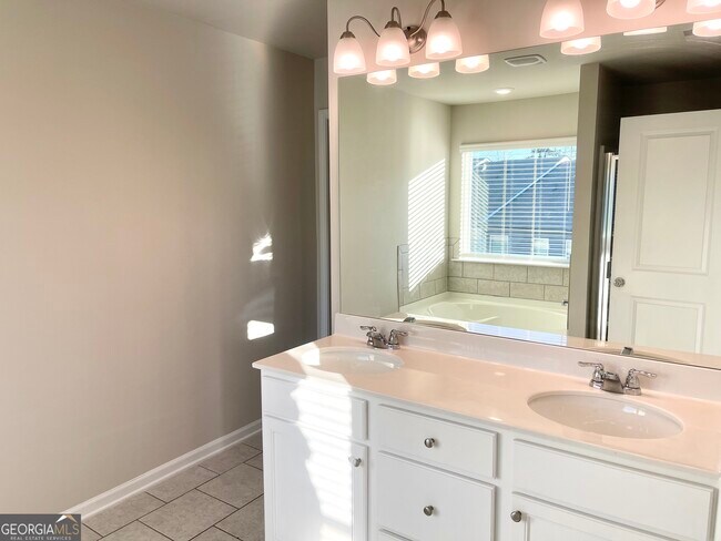 Building Photo - 3502 Lakeview Crk