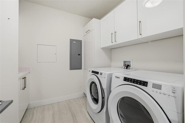 Building Photo - 301 1st St S