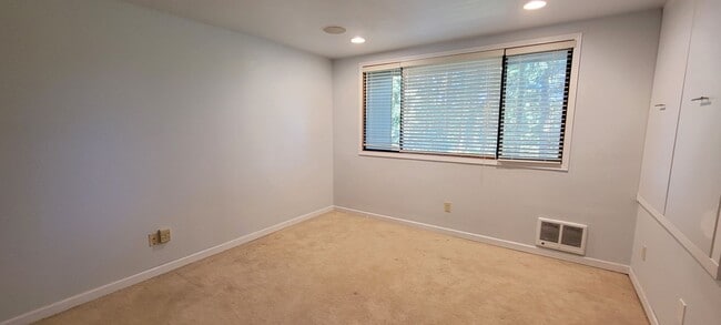 Building Photo - Redmond Bridle Trails One bedroom!