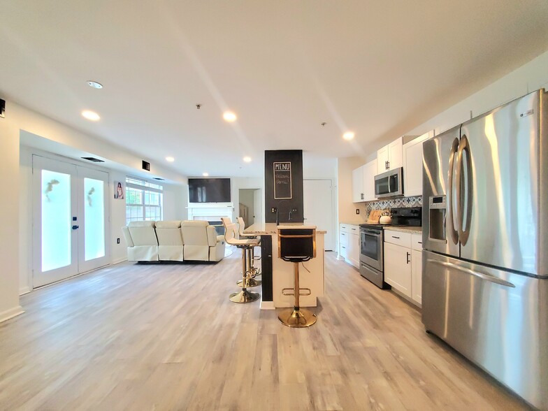 Building Photo - 9720 Lake Pointe Ct