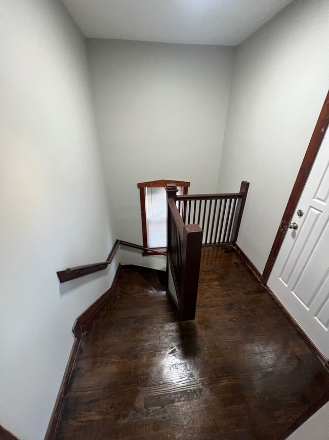 Building Photo - Move In Specials! Spacious 3 Bedroom, 2 Fu...