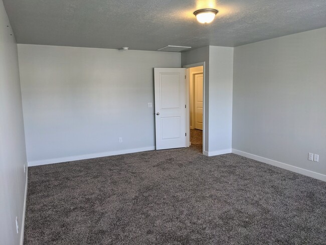 Building Photo - 3293 S Lincoln Ln