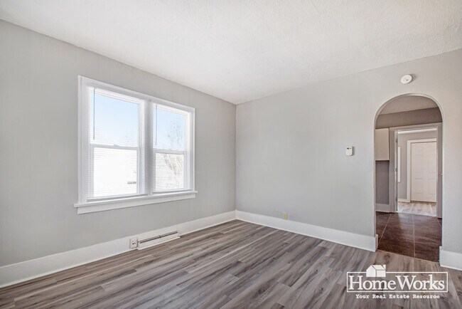 Building Photo - Adorable 2 Bedroom Home